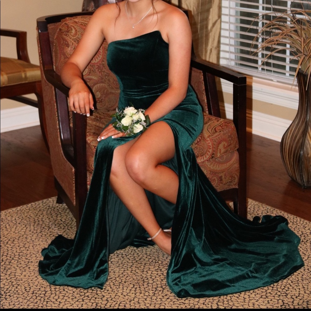 Slanted Neckline Stretch Velvet Sheath Gown